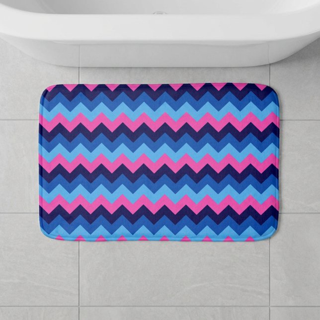 Cool Blue Rosa Chevron Mönster Liten Baddrukmatta Badrumsmatta (Cool Blue Pink Chevron Pattern Small Bath Mat laying on floor in front of tub in a bathroom.)