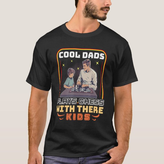 Cool Dads plays chess with there Kids  Father´s Da T Shirt (Framsida)