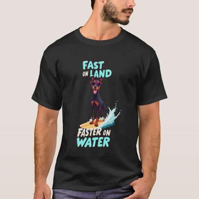 Cool Doberman Pinscher Surfande Hund T Shirt (Framsida)