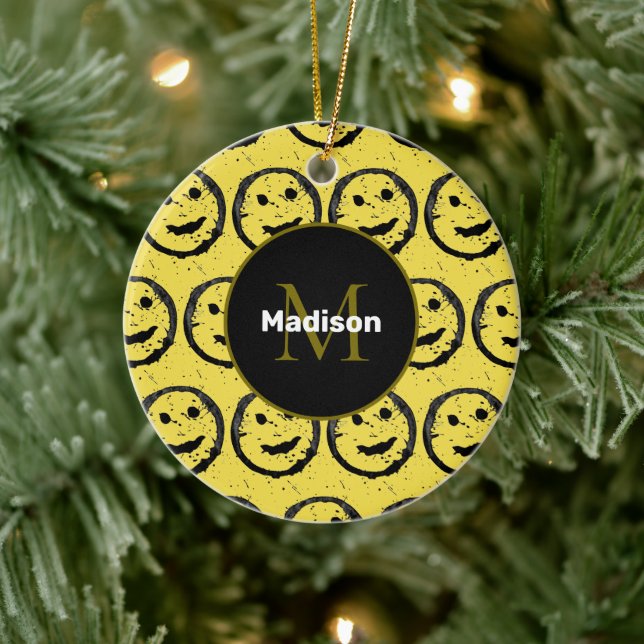Cool Glad Smilande ansiktsmönster gult Monogram Julgransprydnad Keramik (Träd)