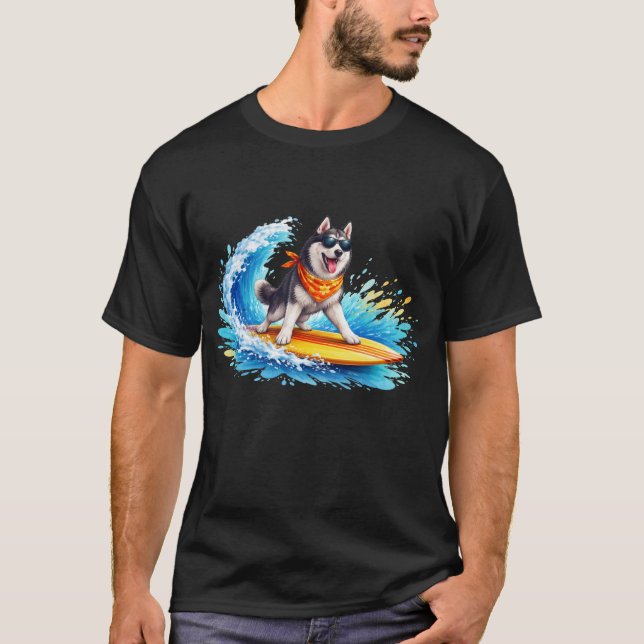 Cool husky dog surfing on a wave t shirt (Framsida)