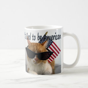 Cool katt i solglasögon med amerikansk flagg-mugg kaffemugg