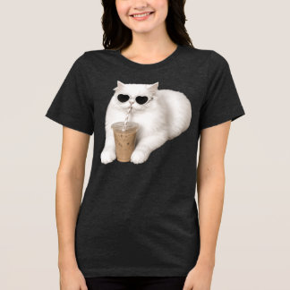 Cool katt med hjärtformade solglasögon som dricker t shirt