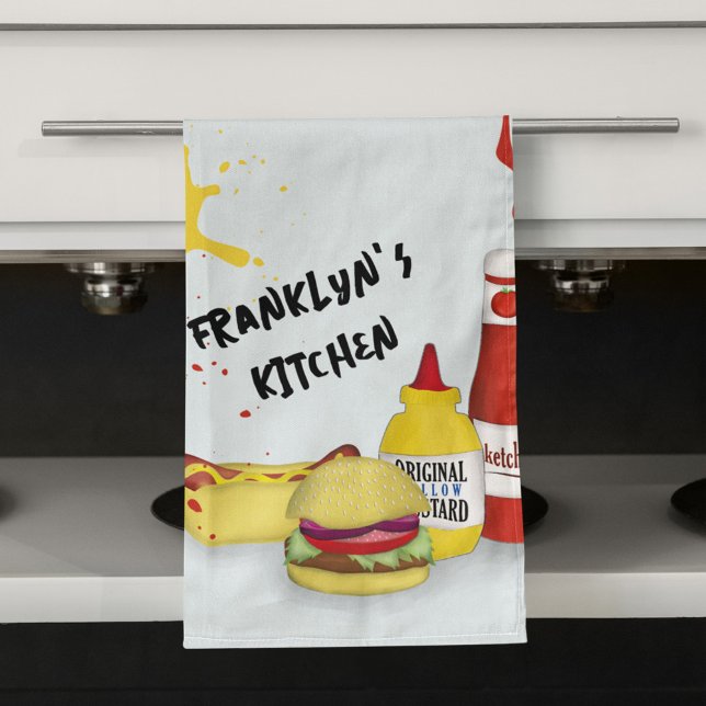 Cool Kitchen BBQ Personlig Handduk | Anpassad Gril Kökshandduk (Personalized BBQ kitchen towel hanging on oven with burger, hot dog, ketchup and mustard design.)