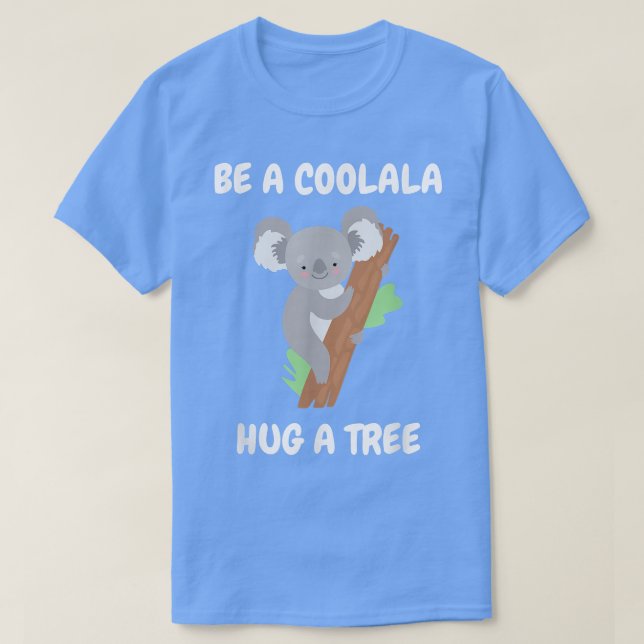 Cool koala bear hugs tree in the rainforest Koala  T Shirt (Design framsida)