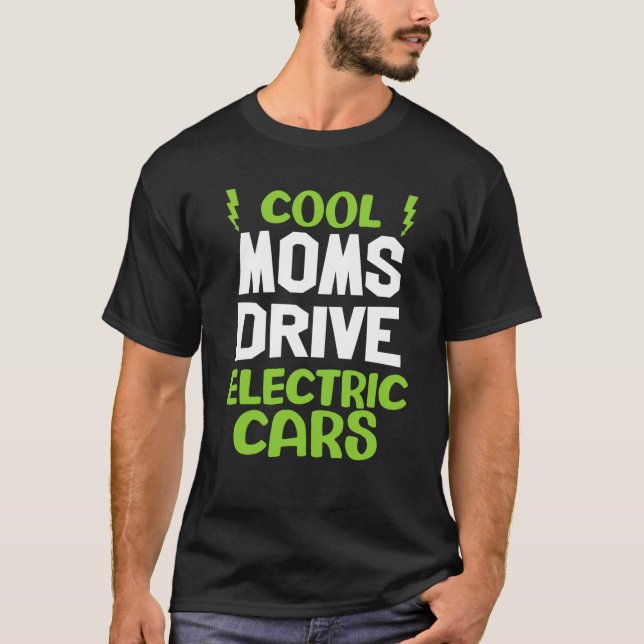 Cool moms drive electric car present EV car driver T Shirt (Framsida)