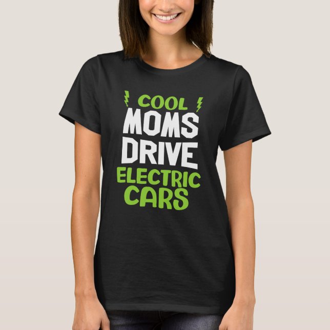 Cool moms drive electric car present EV car driver T Shirt (Framsida)