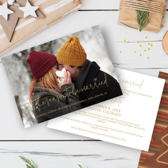 Cool Photo Christmas Wedding Elegant Modern Script Spara Datumet (Chic Photo Christmas Wedding Elegant Modern Script Save the Date Card with Envelope.)
