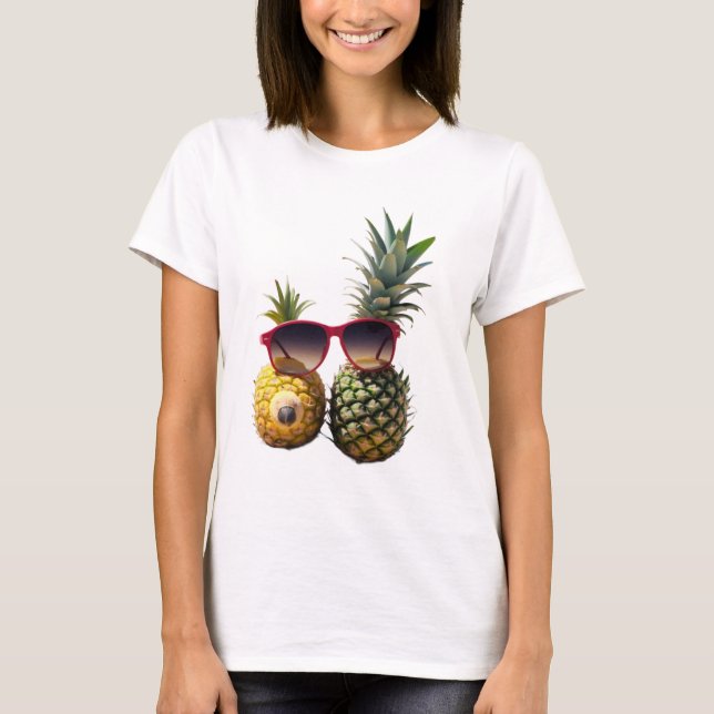 Cool Pineapples with Sunglasses – Fun Summer Vibes T Shirt (Framsida)