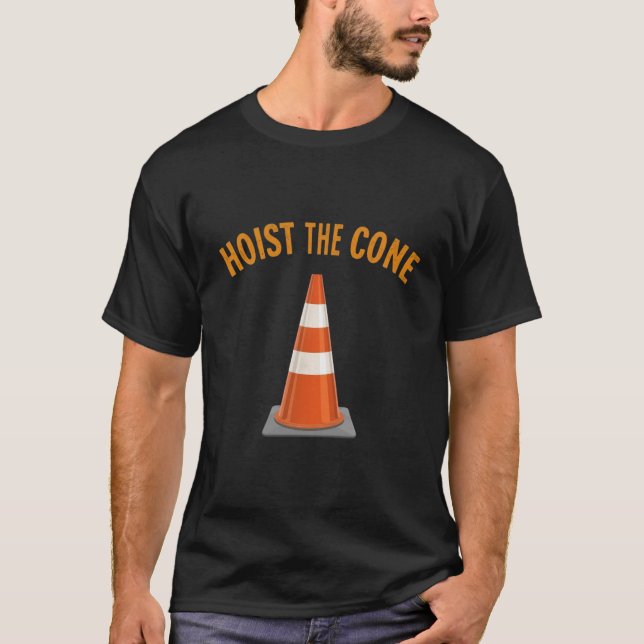 Cool road work shirt Hoist The Cone, funny T (Framsida)
