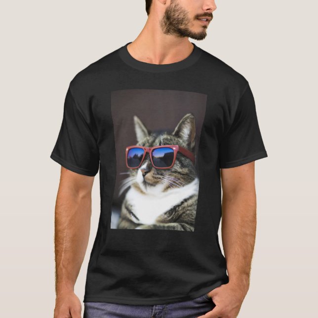 Cool Tabby Cat Wearing Sunglasses T Shirt (Framsida)