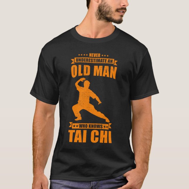 Cool Tai Chi  For Men  Never Underestimate Old Man T Shirt (Framsida)