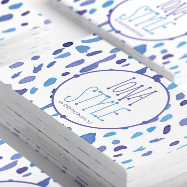 Coola Abstrakt Lila och Mönster med blå vattenfärg Visitkort (Close-up Stacked Retro Purple and Blue Abstract Watercolor Dot Business Cards—Front)