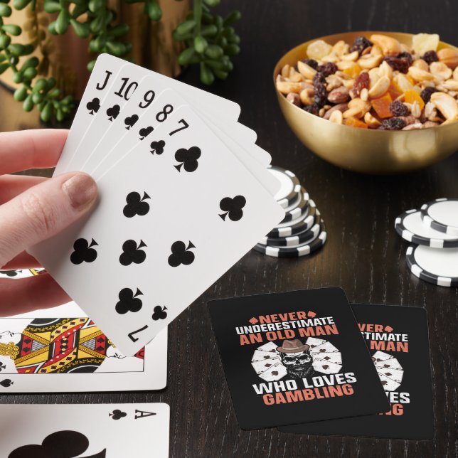 Coola äldre mannen spelar ordkonst  casinokort (På plats)