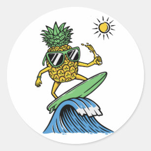 Coola Ananas surfing på havsvibrant strand Runt Klistermärke