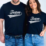 Coola Anpassningsbar Family Team Namn Retro Sports Tröja<br><div class="desc">Fira din familj med den här coolan skjortan med en återsportsliknande logotyp med ett svavt svan. Anpassa genom att lägga till ditt namn och ett etablerat år. Underbar för familjeåterföreningar, utställningar, familjekatastrofer eller bara för att visa att du är stolt över ditt "team". Ta en titt på våra samordnande produkter...</div>