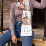 Coola Auntie Klubb | Modern fotosamling<br><div class="desc">Överför dina egna foton och skriva ett anpassningsbar-meddelande. Anpassa för Moster eller Auntie att skapa en unik gåva. En festive scarf tillför snabbt struktur, färg och säsong luft till alla utrustningar, ytterkläder eller kläder. En trendig scarf ger också en tankfull gåva till vem som helst speciell i ditt liv. Ett...</div>