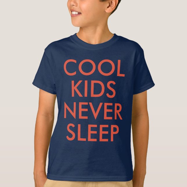 Coola barn sover aldrig | Kids Boy eller Girl T-sh Tee (Framsida)