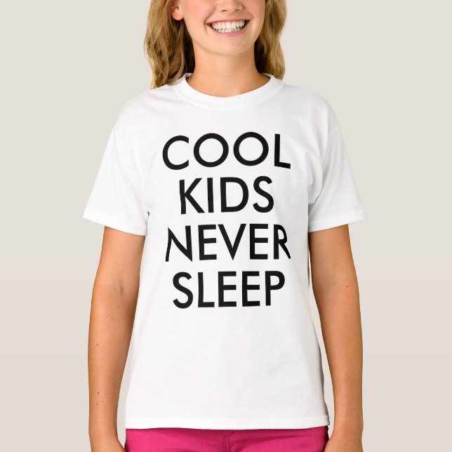 Coola barn sover aldrig | Kids Boy eller Girl T-sh Tee Shirt (Framsida)
