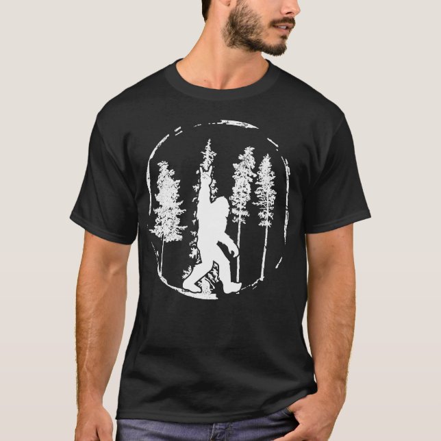 Coola Bigfoot in Forest Sten Roll Shirt Sasquatch  T Shirt (Framsida)