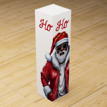 Coola Black Santa African American Presentask För Vinflaska<br><div class="desc">Dina vänner och familj kommer att utforma personligen i kärlek. Med en coola svart tomte med solglasögon och ett rött läder jacka och hatt. Ord Ho Ho över huvudet. Ned på sidan är där du anpassar den här designen. Lägg till en jul hälsning följt av ditt efternamn eller annan lämplig...</div>