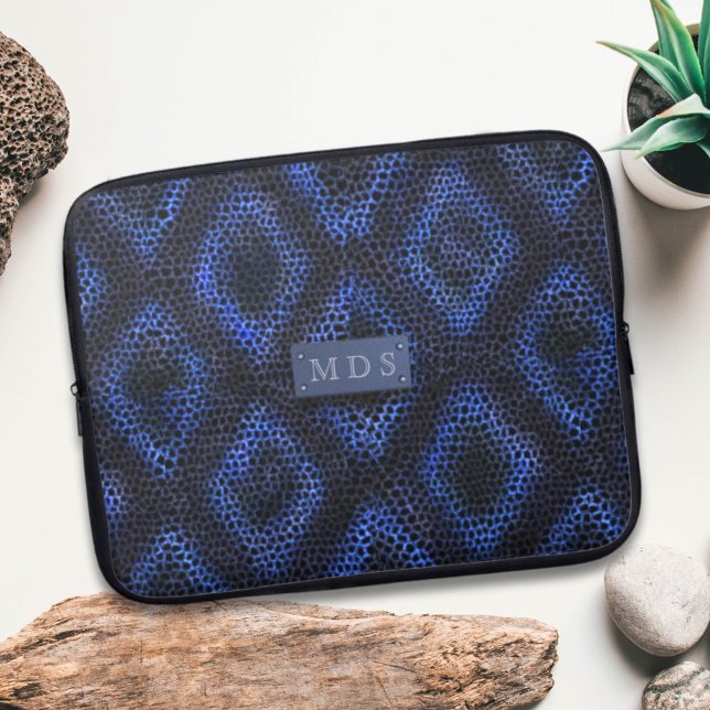 Coola Blue Abstrakt Mönster Faux Snakeskin Monogra Laptop Fodral (Cool Blue Abstract Pattern Faux Snakeskin Monogram laptop sleeve just for your initials)