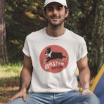 Coola Boston Terrier Vintage Stil Cute Pet Hund T-shirt<br><div class="desc">Cute tecknad black and white Boston Terrier som löper inuti en röd cirkel med en sliten vintage struktur. En coola t-shirt för Boston Terrier älskare. Den här skjortan finns i mer stilar, inklusive för manar, kvinnor och barn med långa skjortor och kroppar. Kolla in Jenns Doodle World om du vill...</div>