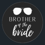 Coola Bröllop-utrustning för broder till Bride Lit Runt Klistermärke<br><div class="desc">Coola Bröllop-utrustning för broder till den lilla stam-borren</div>
