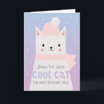 Coola Cat Funny Birthday Kort<br><div class="desc">Cute och lustigt pun-födelsedagskort med en illustration av en vit katt som bär en rosa beanie och en scarf. Bakgrunden är söt lila och blå färg med snö. I texten står det: "Du är en coola katt. Jag kattar inte dig!"</div>