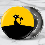 Coola Cat Silhouette Whimsical Tecknad Anpassnings Knapp<br><div class="desc">En vit silhuett av en svart katt sitta överst på backe med gult bakgrund.</div>