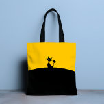 Coola Cat Tote Shoulder Beach Bok Bag Tygkasse<br><div class="desc">En vit svart katt sitter ovanpå backe. Designad av Evco Studio.</div>