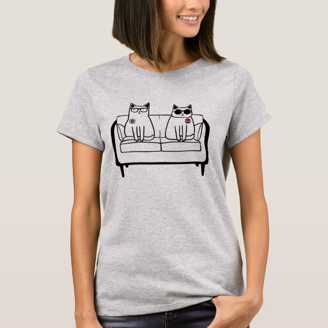 Coola Cats on a couch - VOTE - Harris Walz T Shirt (Framsida)