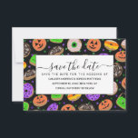 Coola Cute Glitter Confetti Donuts Halloween Spara Datumet<br><div class="desc">Den här coolan och det söta Halloween mönster är perfekt för en roligt och söt vibe. Den har jack o'lanternpumpor, spöke, spindlar, candy corn, monster och ögonbollsskuvötter ovanpå faux-tryckt glatt glitter-konfetti med enkel svart bakgrund. Färg omfattar grönt, lila, gult, orange, brun, röd, svart och vit. Det är lekfullt, unikt, roligt...</div>