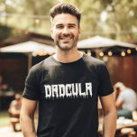 Coola DADCULA Drippy Roligt Pappa Halloween T Shirt<br><div class="desc">Bär din inre coola DADCULA! 🎃 Anpassa den här roligten Halloween-garantin med din egen tvilling. Hämta redo för kuslig vampyr stil! Matchande familjeskjortor för Momster,  små bo osv. tillgängliga. 👻 #CoolPappaTee #HalloweenFun #DadsCostume #Dadcula</div>