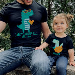 Coola Dino Daddysaurus Rex New Pappa Fars dag T Shirt<br><div class="desc">Anpassadets textdesign med en coola modern teal T-rex i solglasögon med hjärta,  gåva till Fars dag,  födelsedag eller jul. Hitta en passande barnskjorta i min samling "pappa och mig design".</div>