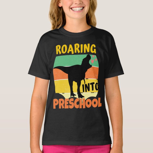 COOLA DINOSAUR - ROARING IN PRESCHOOL T SHIRT (Framsida)