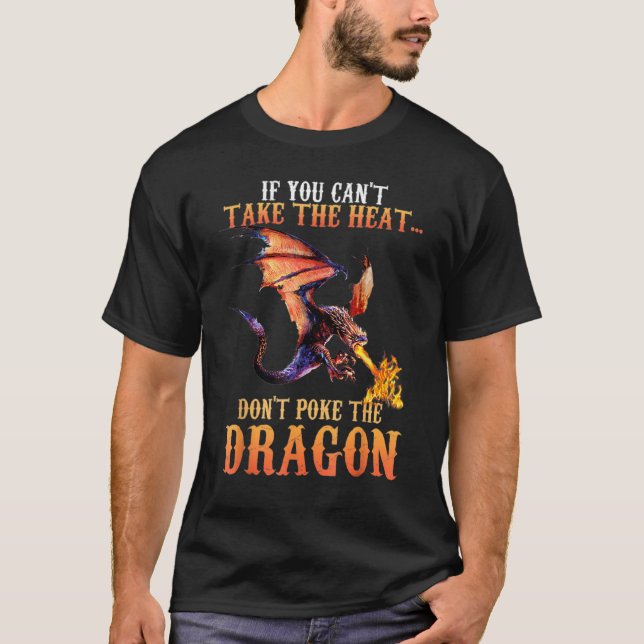 Coola Dragon Flame Spewing Flies Mythical.Creature T Shirt (Framsida)