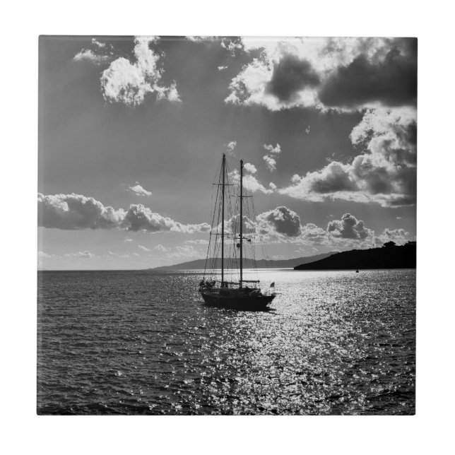 Coola dramatisk himlar över sjökusten kakelplatta (Framsidan)