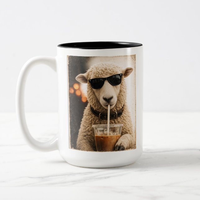Coola får som dricker iskaffe Två-Tonad mugg (Vänster)