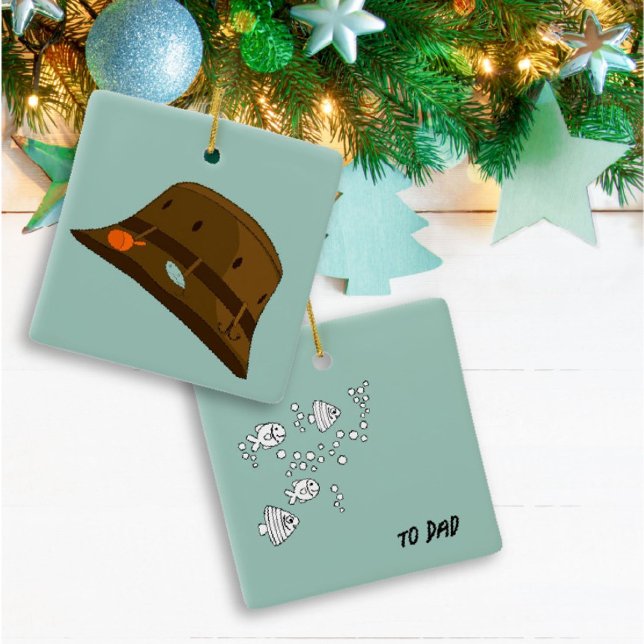 Coola fiskethat och fisk på baksidan av prydnadsfi julgransprydnad keramik (Skapare uppladdad)