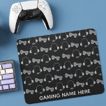Coola Gamer Personlig Gaming Mönster BlacK Musmatta<br><div class="desc">Spelmuspekaren i Fantastisk anpassningsbar med en videospelkontroll i coolan och hörlurar mönster för en spelare. Anpassa med namn i vitt på den svarta musknappen.</div>
