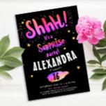 Coola Girly Surprise Party Sweet 16th Neon Glow Inbjudningar<br><div class="desc">"Shh! Det är en överraskande Party-färgad födelsedagsinbjudan som skryter med en ung design med ett skript för lekfull, glam, färgstark vattenfärgsfärgad rosa på svart bakgrund. Typografin är skriven i ett glam stil med färgstarka stänk. Baksidan har en enkel svart bakgrund med elegant. Det är ett härligt sätt för vänner och...</div>