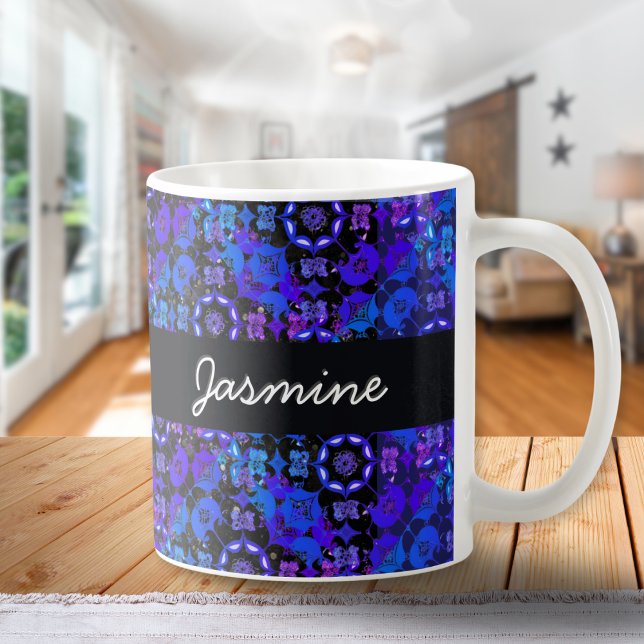 Coola Groovy Boho Retro Chic Blå Lila Hippie Kaffemugg (A hippie inspired coffee mug with cool retro pattern in a groovy style, in blues and purples)