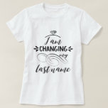 Coola Jag ändrar min efternamnstypografi Tröja<br><div class="desc">Elegantens design för en blivande brud! Användan anpassar verktyg för att lägga till ett namn/initialer. Se även min samling av nylware-gåvor!</div>