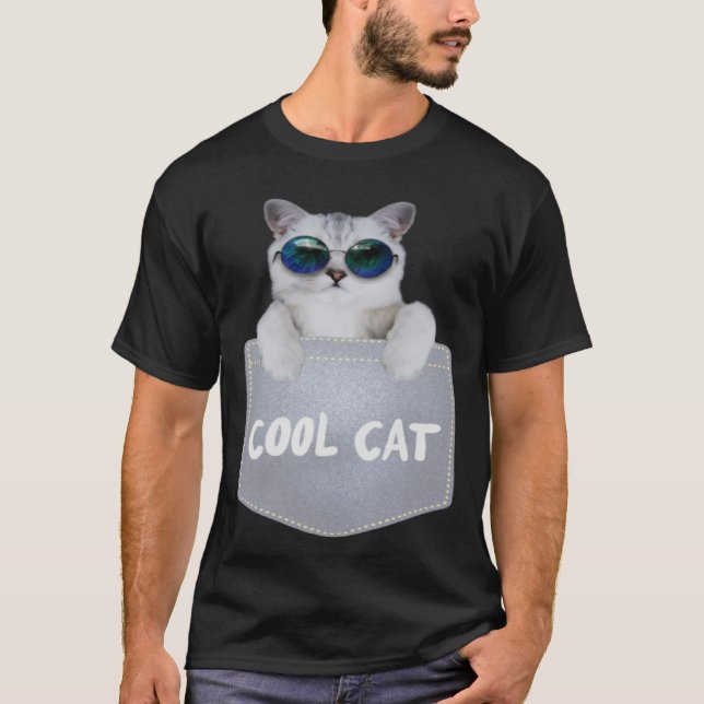 Coola katt med solglasögon i bröstfickan t shirt (Framsida)