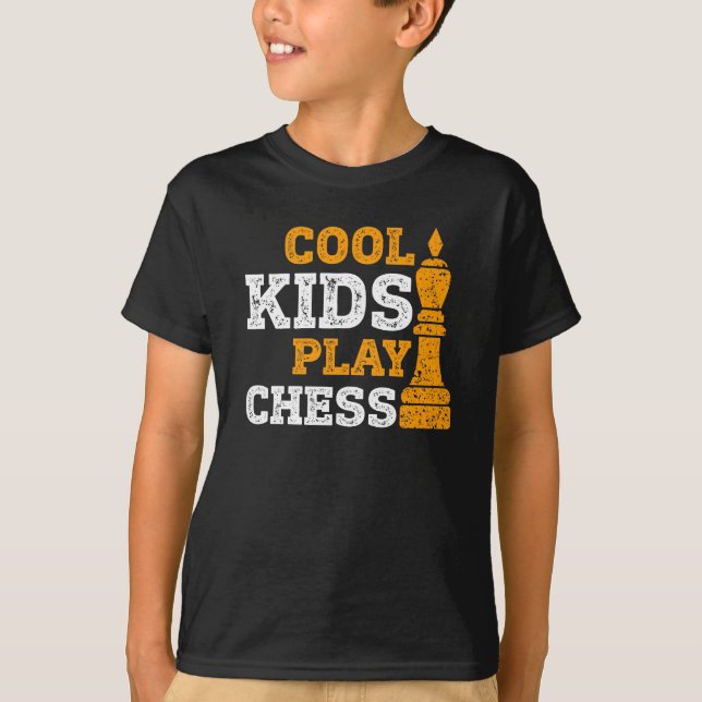 Coola Kids Play Chess T-Shirt | Perfekt Gift (Framsida)