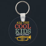 Coola Kids Play Trumpet Funny Marching Band Nyckelring<br><div class="desc">Lustigt trumpetspelardesign för dem som spelar brassmusikaliska instrument i ett musikband,  orkester eller musikaliska föreställningar. Coola vintage retro Jazz Music älskare för musiker och marschbanderolledare. Perfekt för musiklärare,  orkester fläkt och de som kärlek spelar trumpet. Underbar julklapp och födelsedagspresent för familjer och vänner.</div>