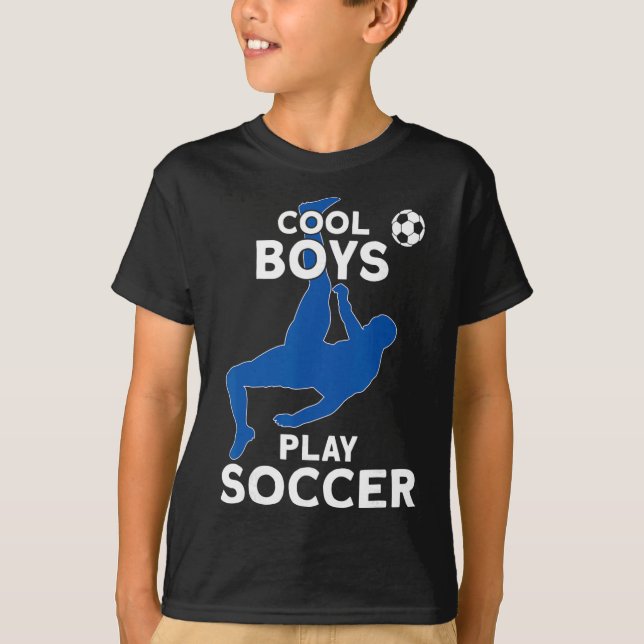 Coola killar spelar fotboll  t shirt (Framsida)