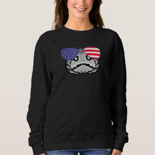 Coola Komodo Wearing USA flagga Sunglass USA T Shirt