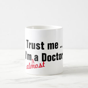 coola litar på att jag är nästan doktor medicinskt kaffemugg